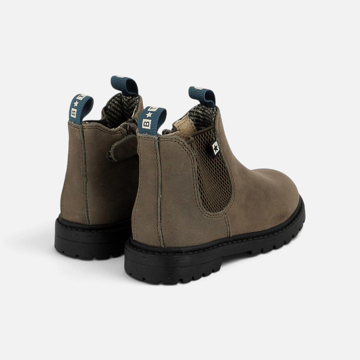Bottines Shoo Pom en cuir marron avec élastiques latéraux, languettes logotées et semelle crantée noire
