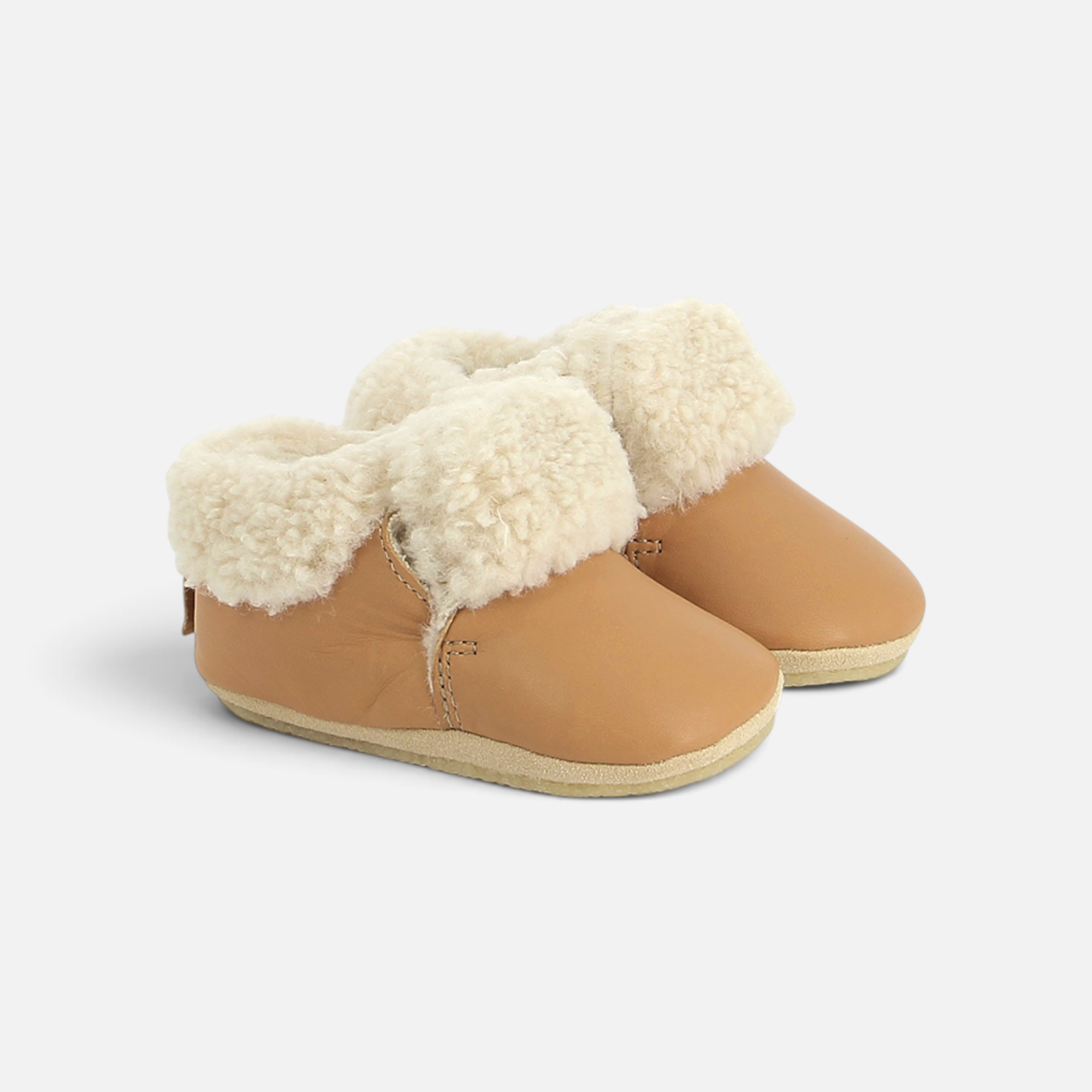 Chaussons bébé Shoo Pom Doudou Fur en cuir nappa camel avec doublure en fourrure synthétique et semelle souple