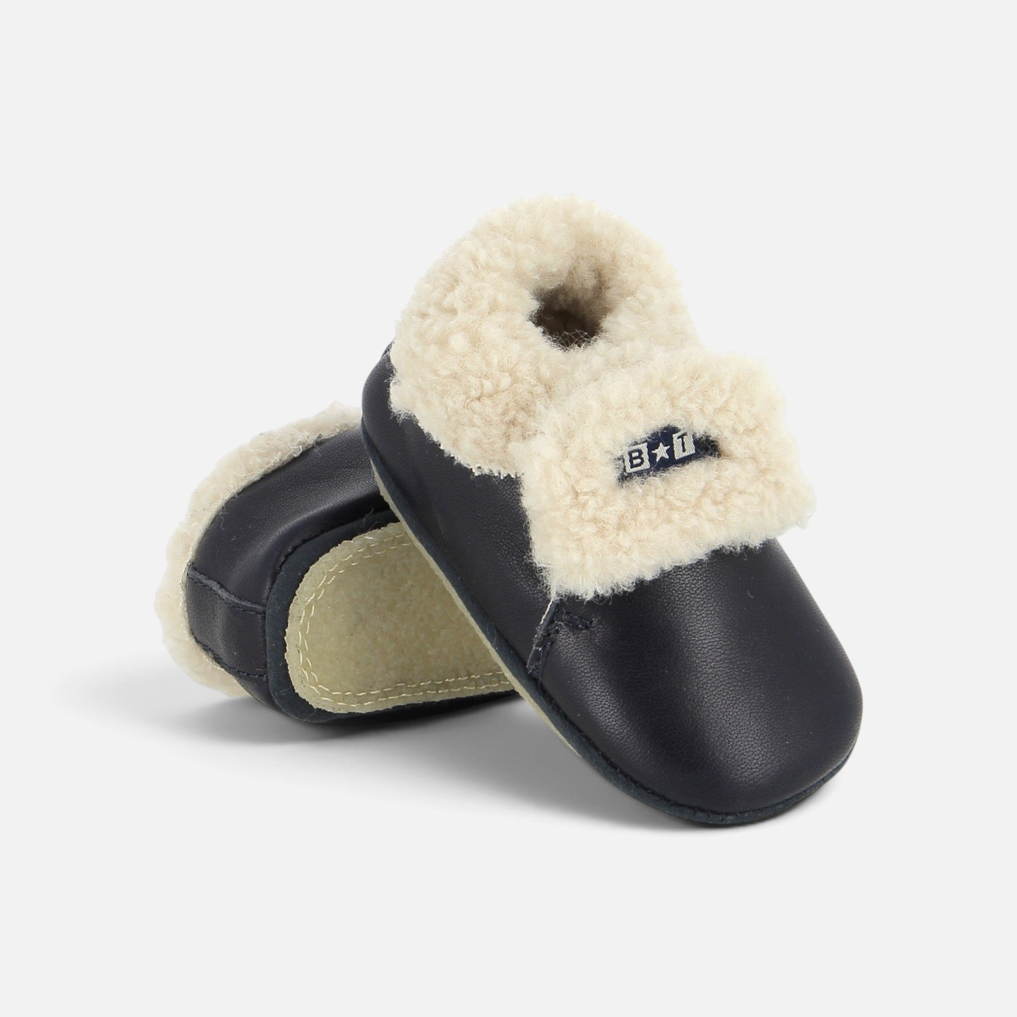 Chaussons bébé Shoo Pom en cuir bleu marine avec doublure en fourrure synthétique crème et fermeture à scratch