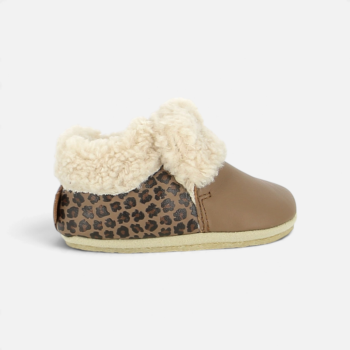 Chausson bébé Shoo Pom Doudou Fur en cuir nappa camel et imprimé léopard avec doublure en fourrure synthétique