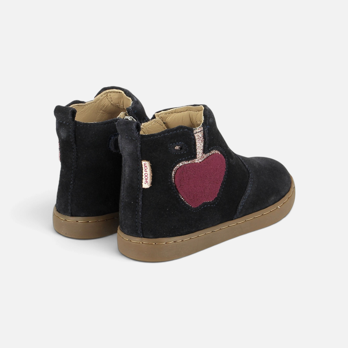 Bottines Shoo Pom bleu marine en cuir velours avec motif pomme bordeaux et semelle en caoutchouc souple