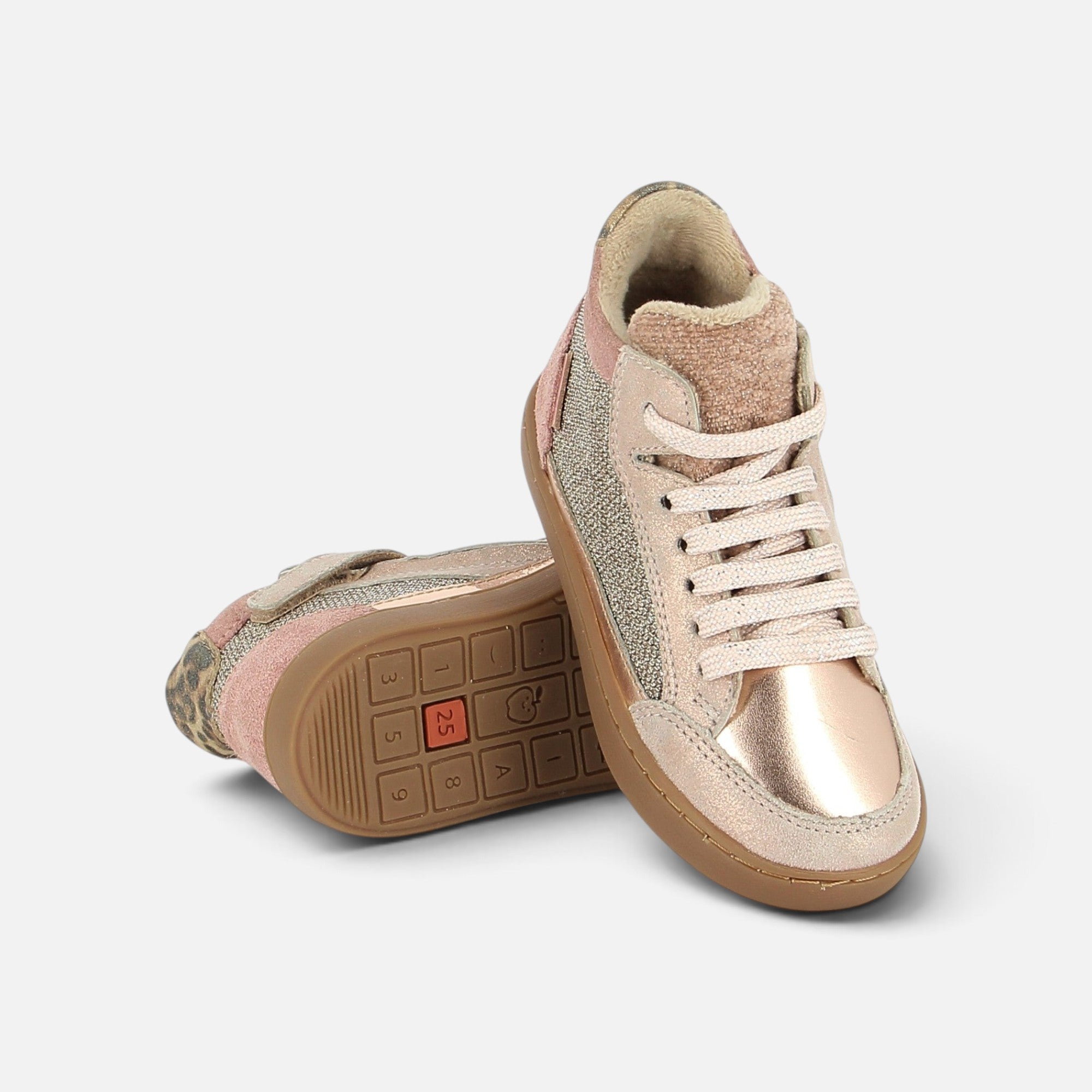 Baskets montantes Shoo Pom en cuir nude et cuivre brillant avec doublure fourrée et fermeture zippée latérale