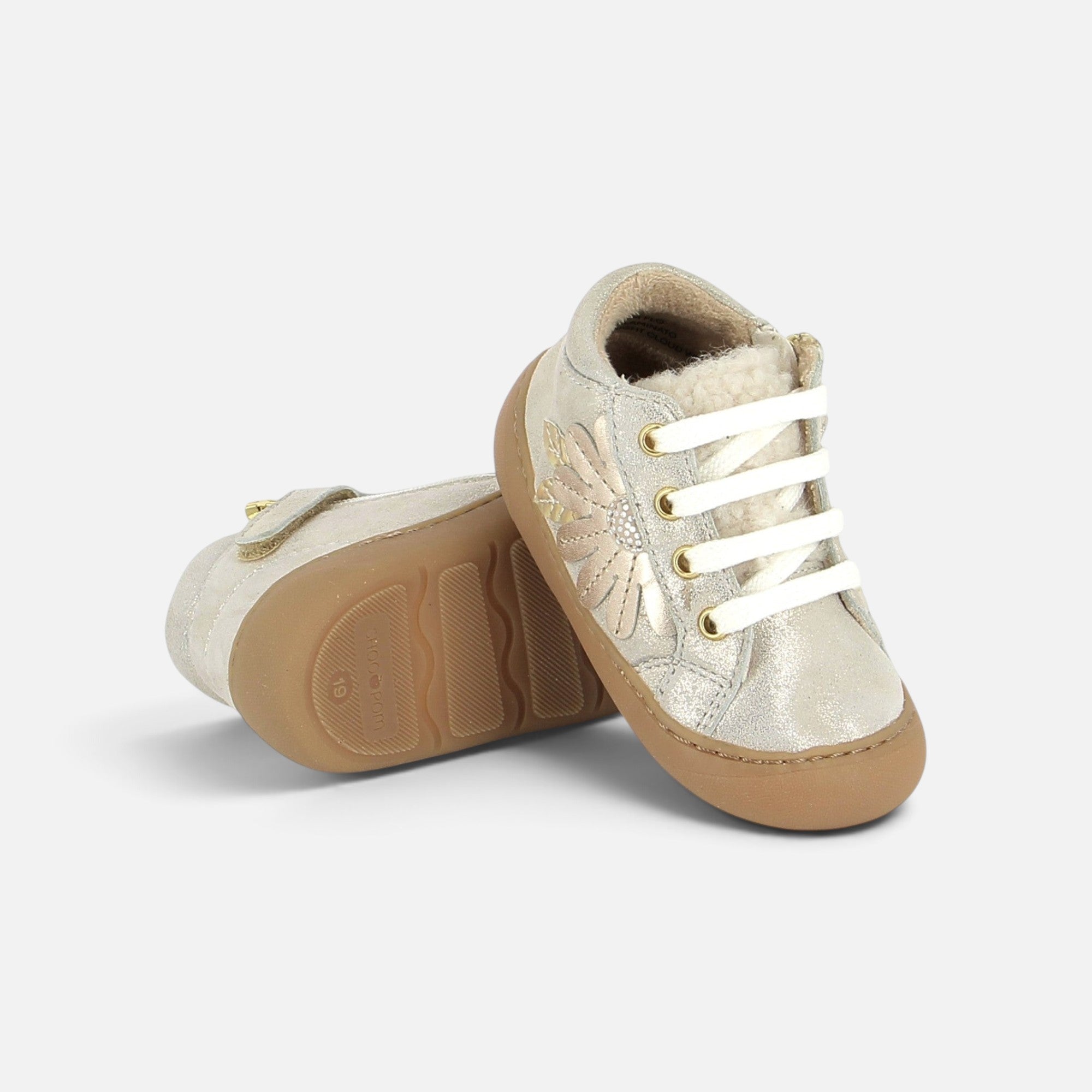 Chaussures barefoot Shoo Pom en cuir laminé argenté avec motif fleur, doublure fourrée et semelle souple