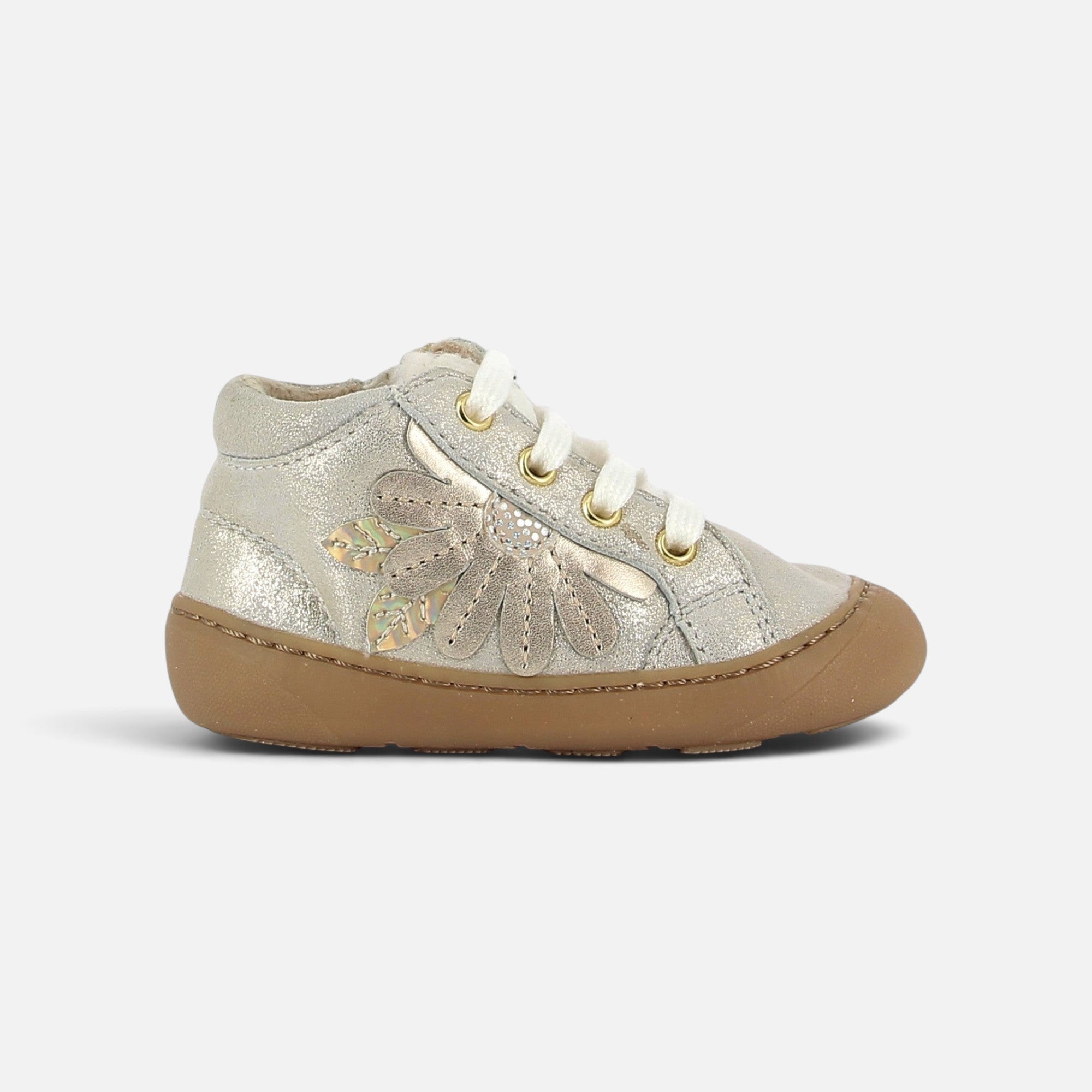 Chaussure barefoot Shoo Pom Plum Flo en cuir laminé argenté avec motif fleur, semelle souple et lacets blancs