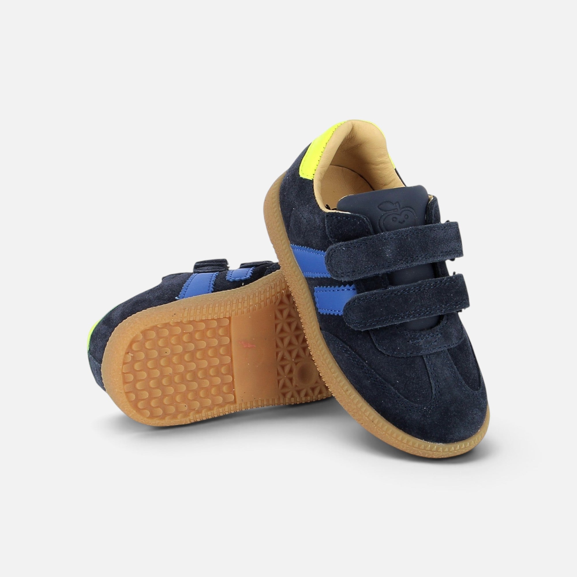 Baskets Shoo Pom Yuzu en velours bleu marine avec bandes bleues, scratchs et talon jaune sur semelle en gomme