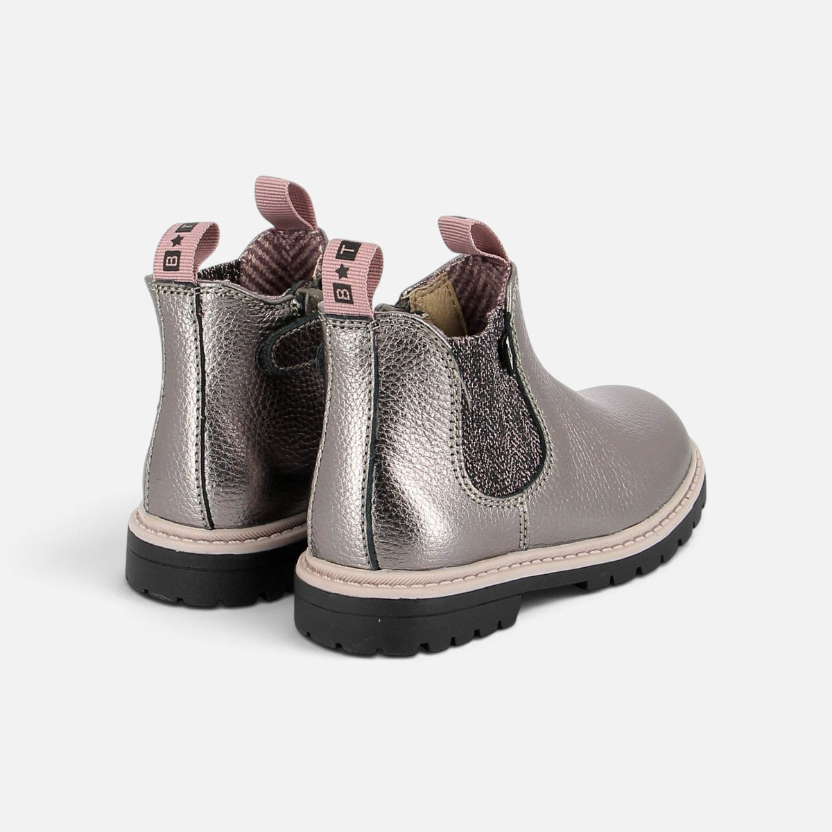 Bottines Chelsea Shoo Pom en cuir métallisé argenté avec semelle crantée noire et tirettes roses