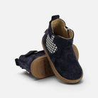 Bottines premiers pas Shoo Pom en velours bleu marine avec motif pomme imprimé et semelle souple en caoutchouc