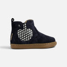 Bottines premiers-pas Shoo Pom en velours bleu marine avec motif pomme imprimé de petites fleurs blanches