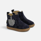Bottines premiers-pas Shoo Pom en velours bleu marine avec motif pomme imprimé et semelle en caoutchouc souple