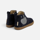 Bottines premiers pas Shoo Pom en velours bleu marine avec motif pomme imprimé et semelle souple en caoutchouc