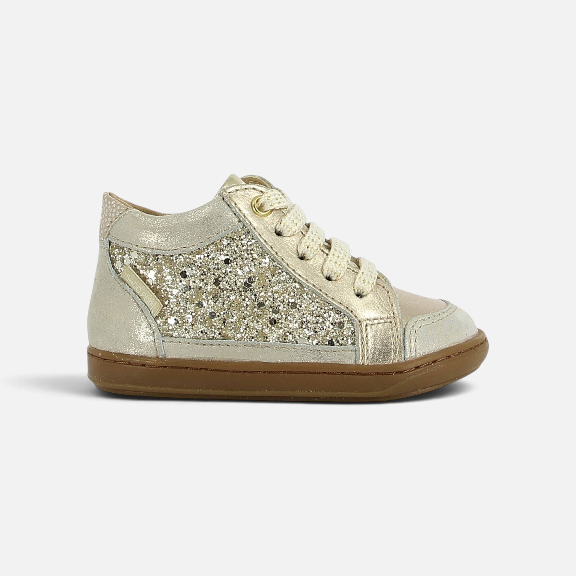 Chaussure premiers pas Shoo Pom en cuir platine avec détails pailletés, tige haute et lacets pour enfant