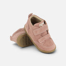 Chaussures premiers-pas Shoo Pom en velours rose avec scratchs et semelle souple en caoutchouc