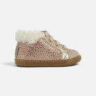 Chaussure premiers-pas Shoo Pom en cuir pailleté bronze et sable avec col fourré, idéale pour l'hiver.