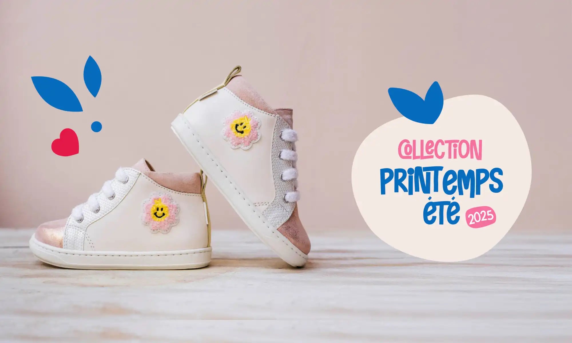 Chaussures en cuir blanches et roses pour enfants avec des embellissements de fleurs.