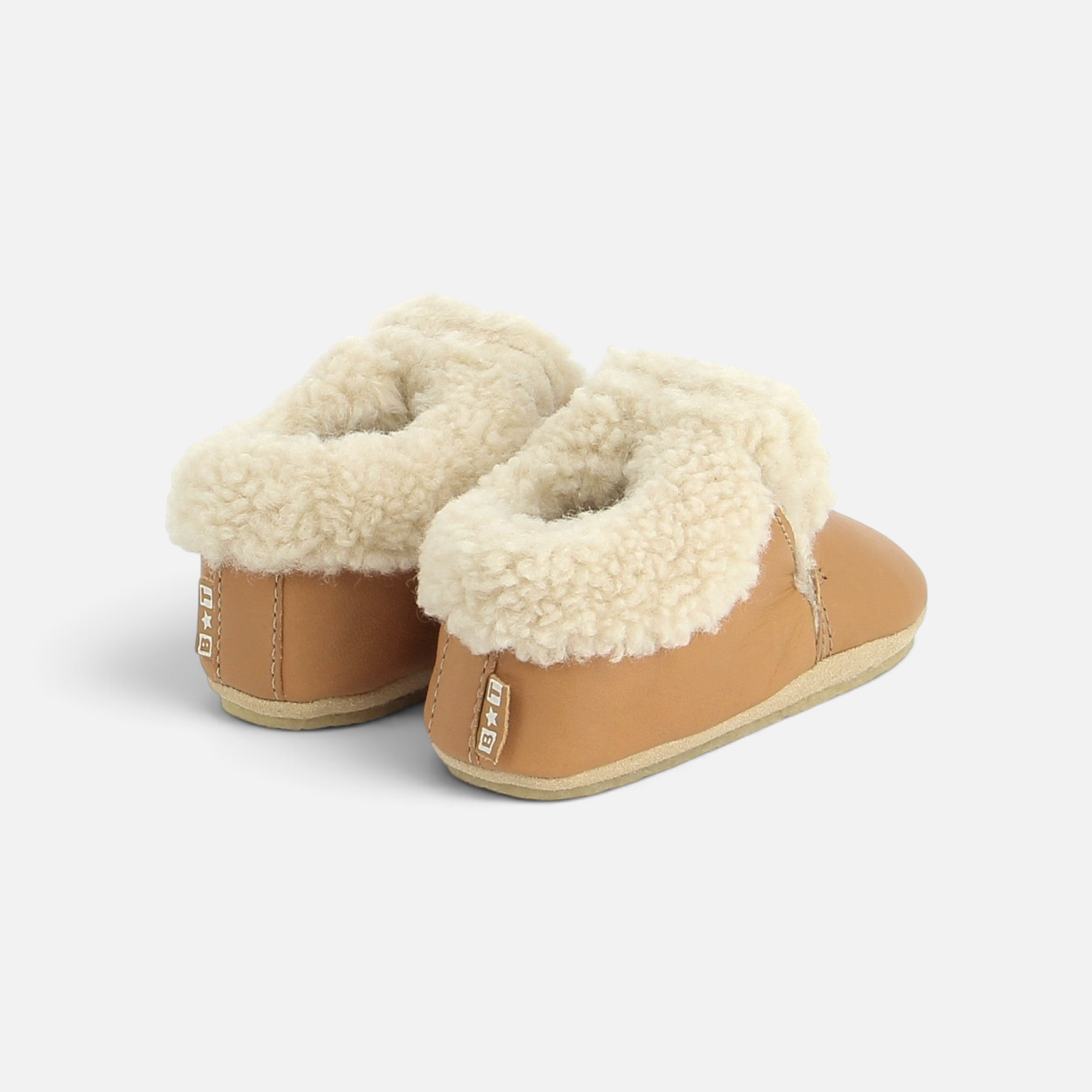 Chaussons bébé Shoo Pom Doudou Fur en cuir nappa camel avec doublure en fourrure synthétique crème et semelle souple
