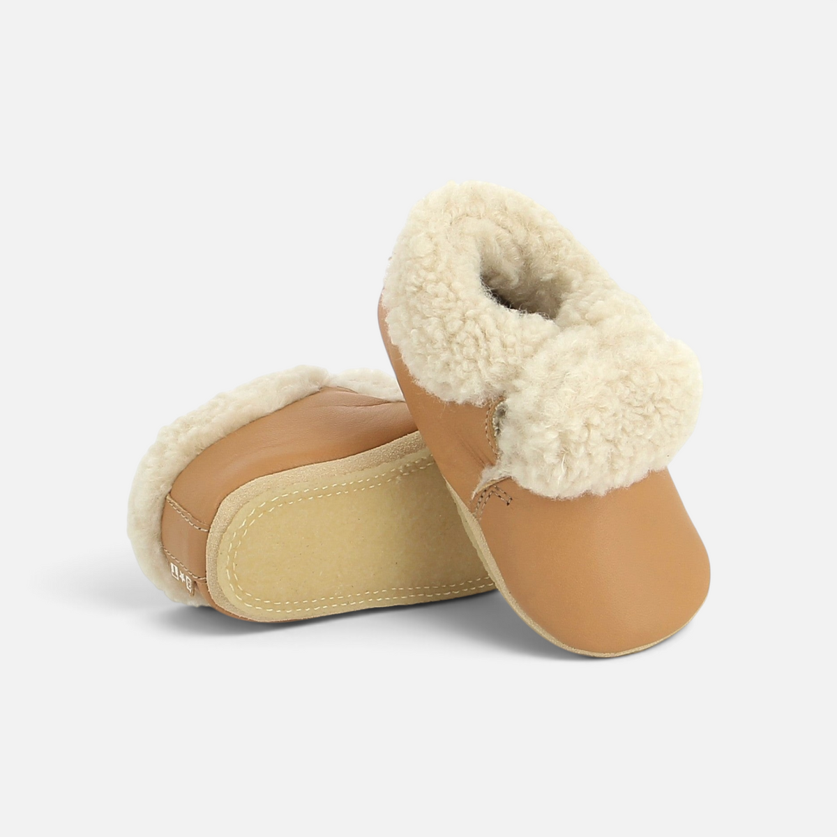 Chaussons bébé Shoo Pom Doudou Fur en cuir camel avec doublure en fourrure synthétique et semelle souple antidérapante