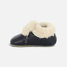 Chaussons Shoo Pom en cuir bleu marine avec doublure en laine de mouton beige pour bébé