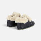 Chaussons Shoo Pom pour bébé en cuir bleu marine avec doublure en laine de mouton beige, vue arrière