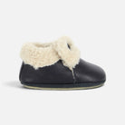 Chaussons bébé Shoo Pom en cuir bleu marine avec doublure et col en fourrure synthétique crème