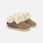 Chausson bébé Shoo Pom Doudou Fur en cuir nappa camel et imprimé léopard avec doublure synthétique chaude