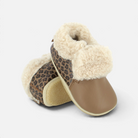 Chausson bébé Shoo Pom Doudou Fur en cuir nappa camel et imprimé léopard avec doublure en fourrure synthétique