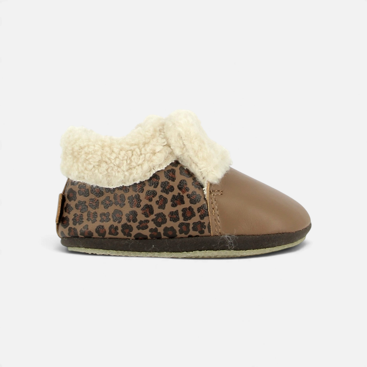 Chausson bébé Shoo Pom Doudou Fur en cuir nappa camel avec motif léopard et doublure en fourrure synthétique douce