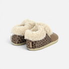 Chausson bébé Shoo Pom Doudou Fur en cuir nappa camel, motif léopard et doublure en fourrure synthétique douce