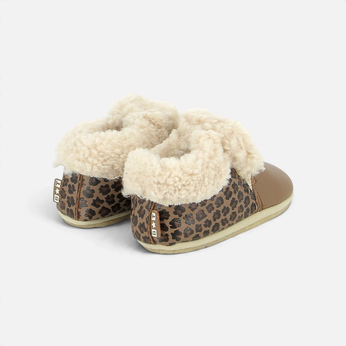 Chausson bébé Shoo Pom Doudou Fur en cuir nappa camel, motif léopard et doublure en fourrure synthétique douce