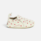 Chaussons bébé Shoo Pom en cuir souple blanc avec motif cœurs rouges et inscription, vue latérale