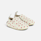 Chaussons souples Shoo Pom en cuir blanc avec motif cœurs roses et inscription cursive pour bébé