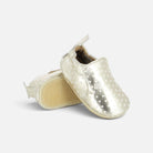Chaussons bébé Shoo Pom en cuir doré avec motif étoiles blanches, semelle souple pour premiers pas
