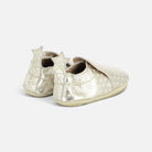 Chaussons souples Shoo Pom dorés en cuir avec motif étoiles et détail étoile au talon