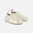 Chaussons bébé Shoo Pom dorés en cuir avec motif étoiles blanches et logo Bon Ton