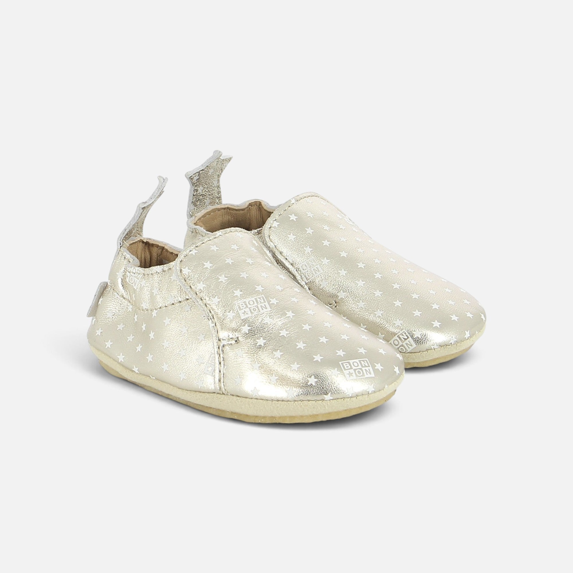 Chaussons bébé Shoo Pom dorés en cuir avec motif étoiles blanches et logo Bon Ton