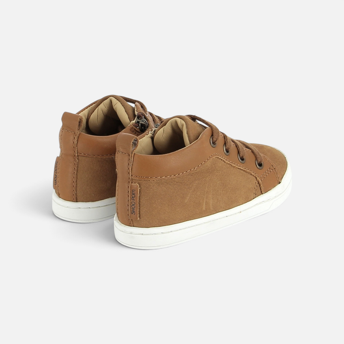Chaussures premiers-pas Shoo Pom Kikko Base en cuir camel avec lacets, zip latéral et semelle blanche souple