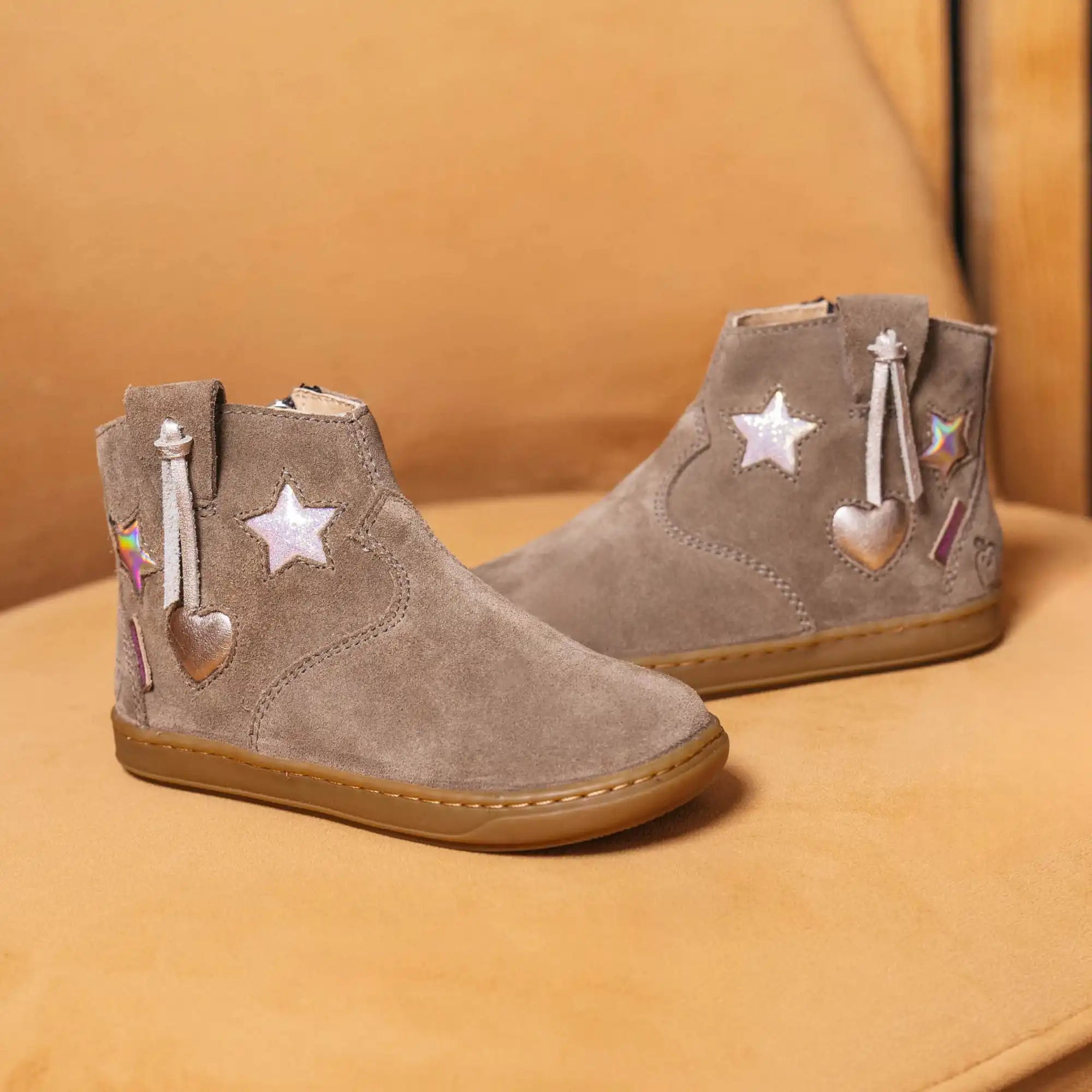 Paire de chaussures d'agneau à la cheville pour enfants avec embellissements étoile et cœur.