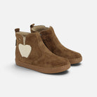 Bottines Shoo Pom Play Apple Fur en velours huilé camel avec motif pomme en fourrure blanche et doublure chaude