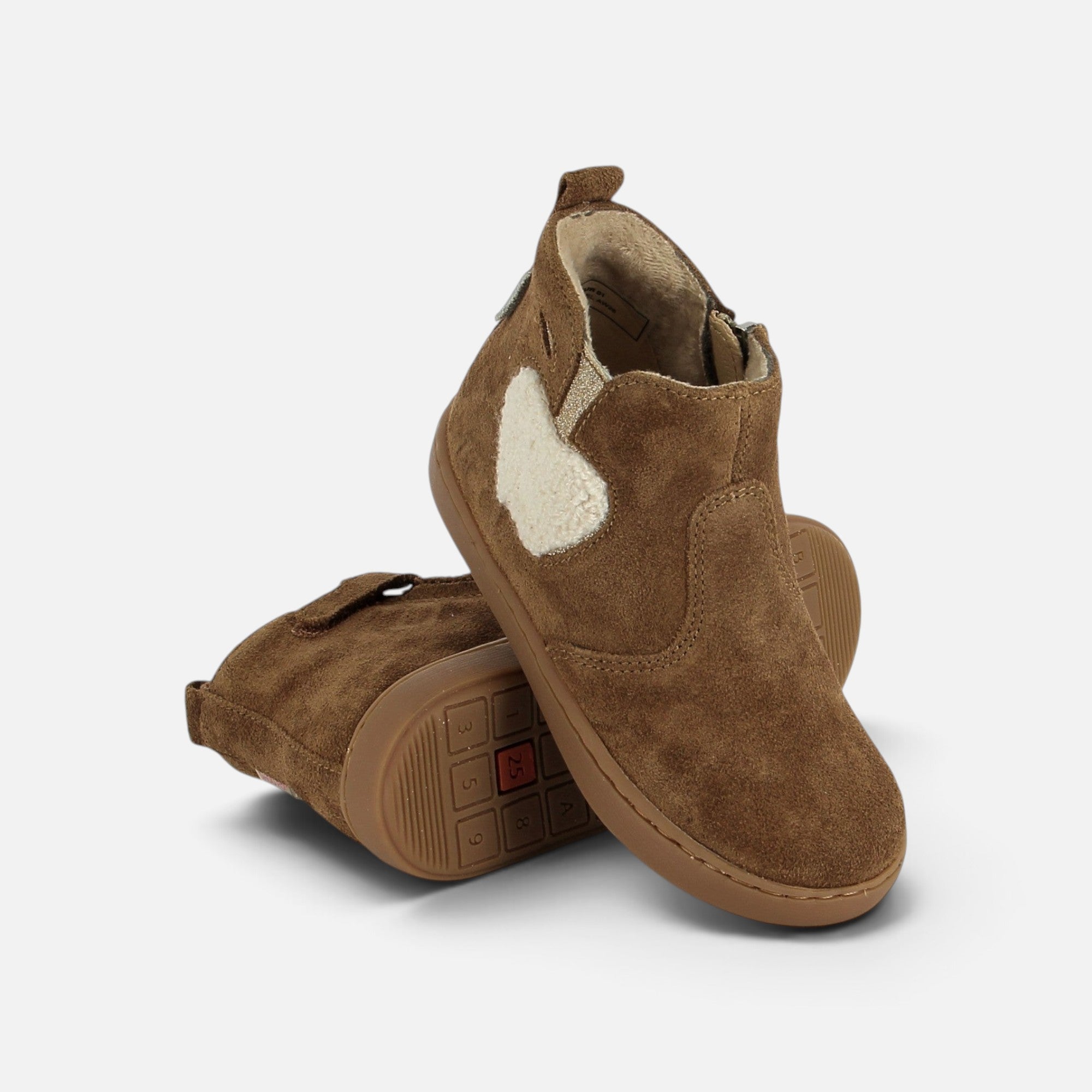 Bottines Shoo Pom Play Apple Fur en velours huilé camel avec détail de pomme en fourrure blanche