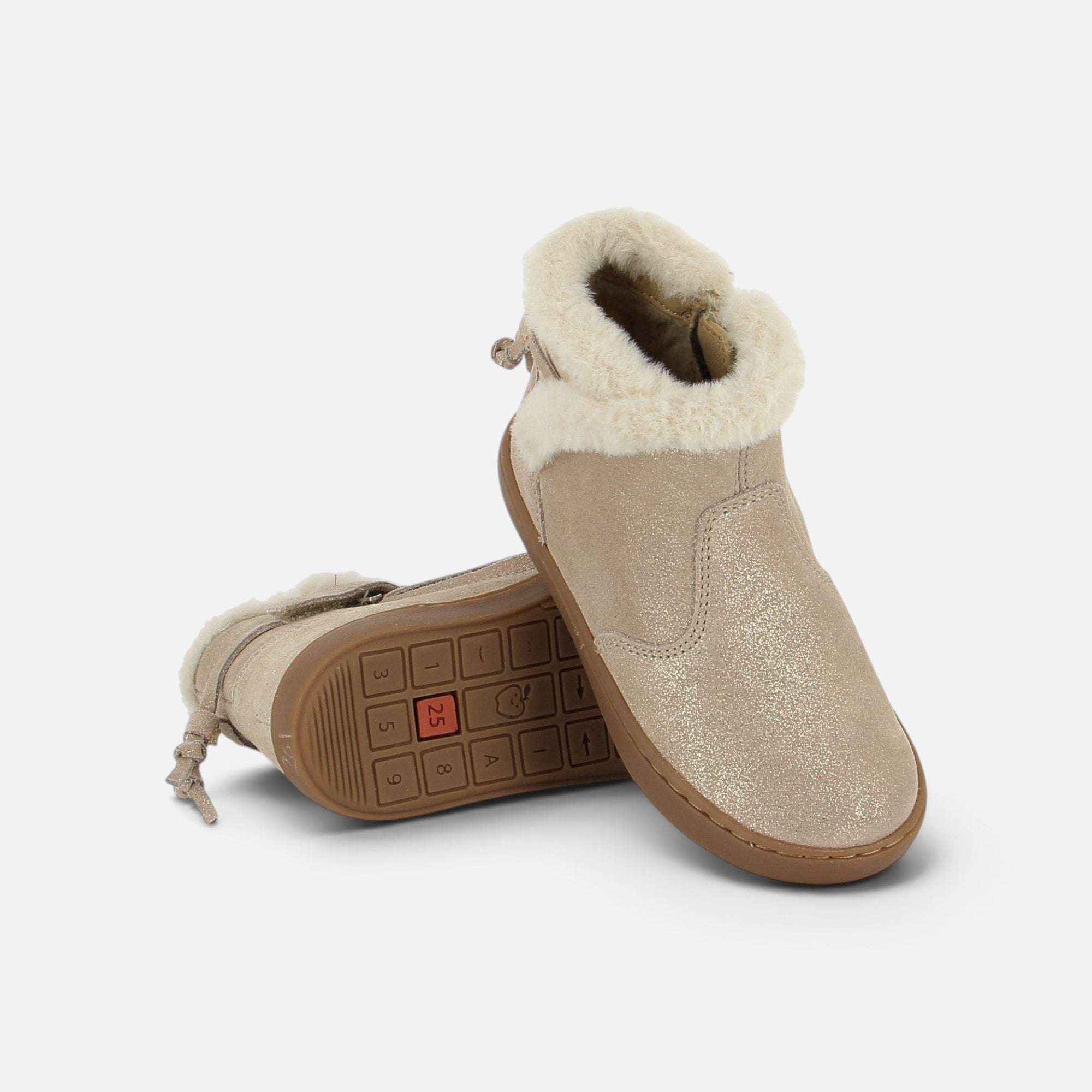 Bottines Shoo Pom PLAY FUR SWEET en cuir laminé nude avec doublure en fourrure synthétique et semelle en caoutchouc