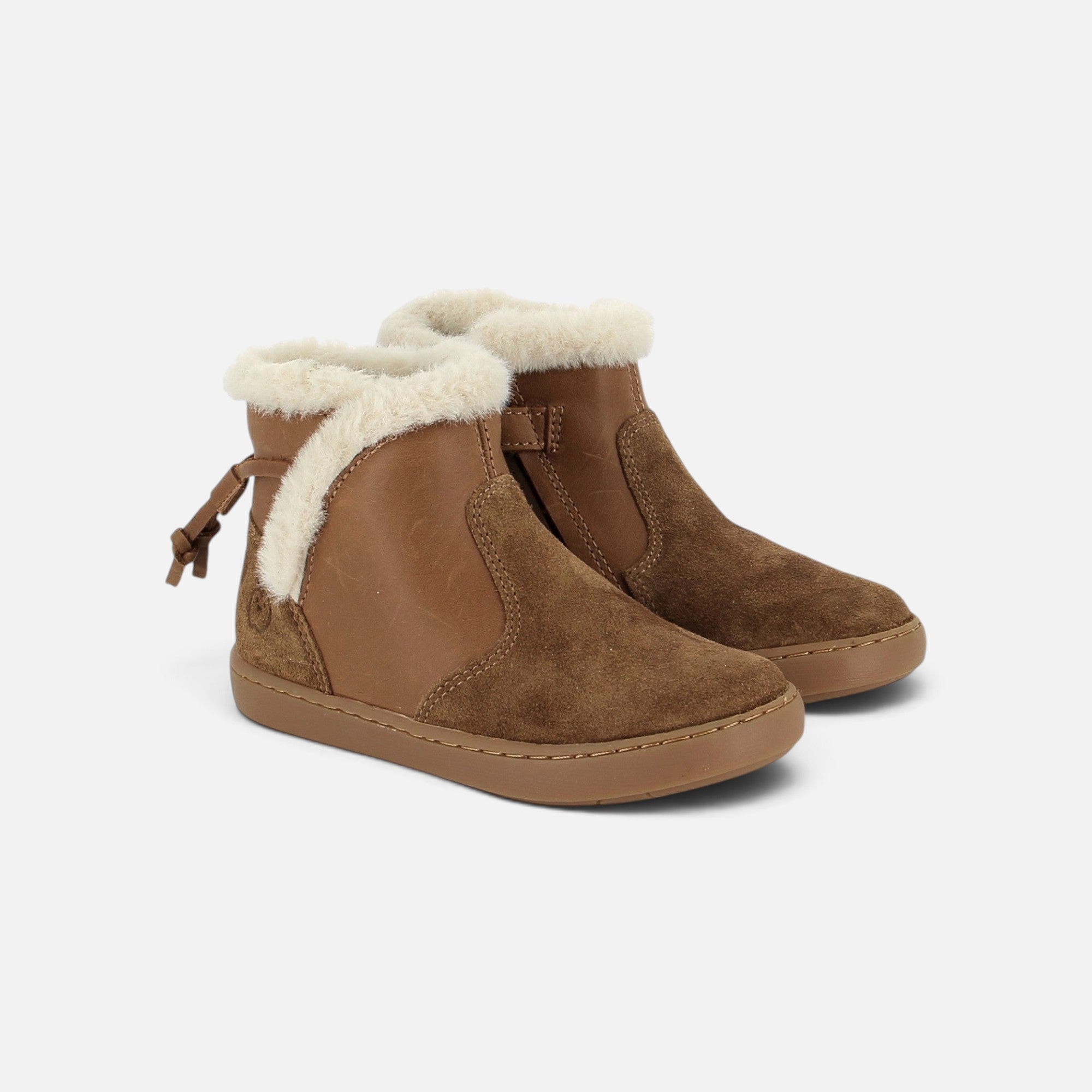 Bottines Shoo Pom camel en cuir avec doublure fourrée, fermeture éclair latérale et semelle souple en caoutchouc.