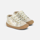 Chaussures barefoot Shoo Pom Plum Flo en cuir laminé argenté avec motif fleur, doublure fourrée et semelle souple.