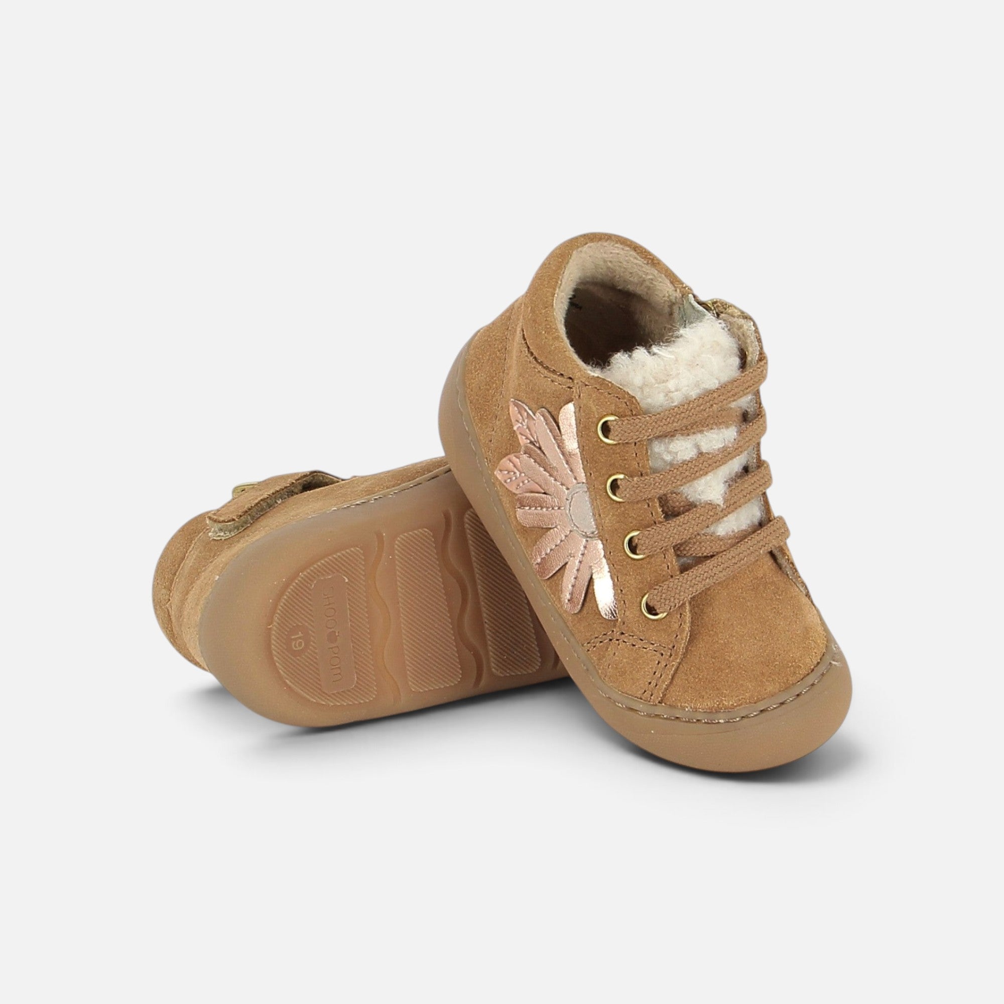 Chaussures barefoot Shoo Pom en velours terra avec doublure fourrée, lacets et détail de fleur métallique