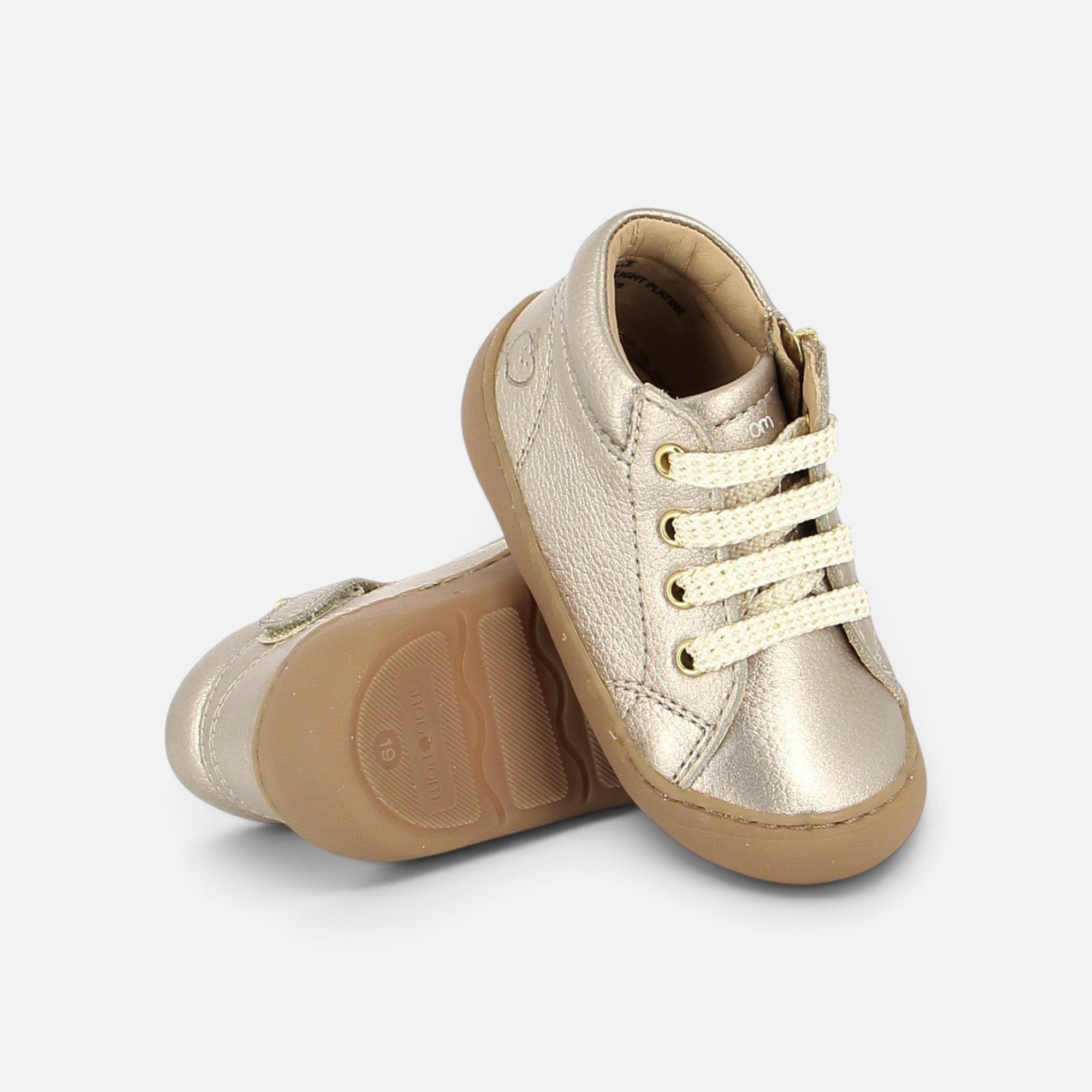 Chaussures barefoot Shoo Pom en cuir grainé bronze clair avec lacets, semelle souple et fermeture zippée latérale.