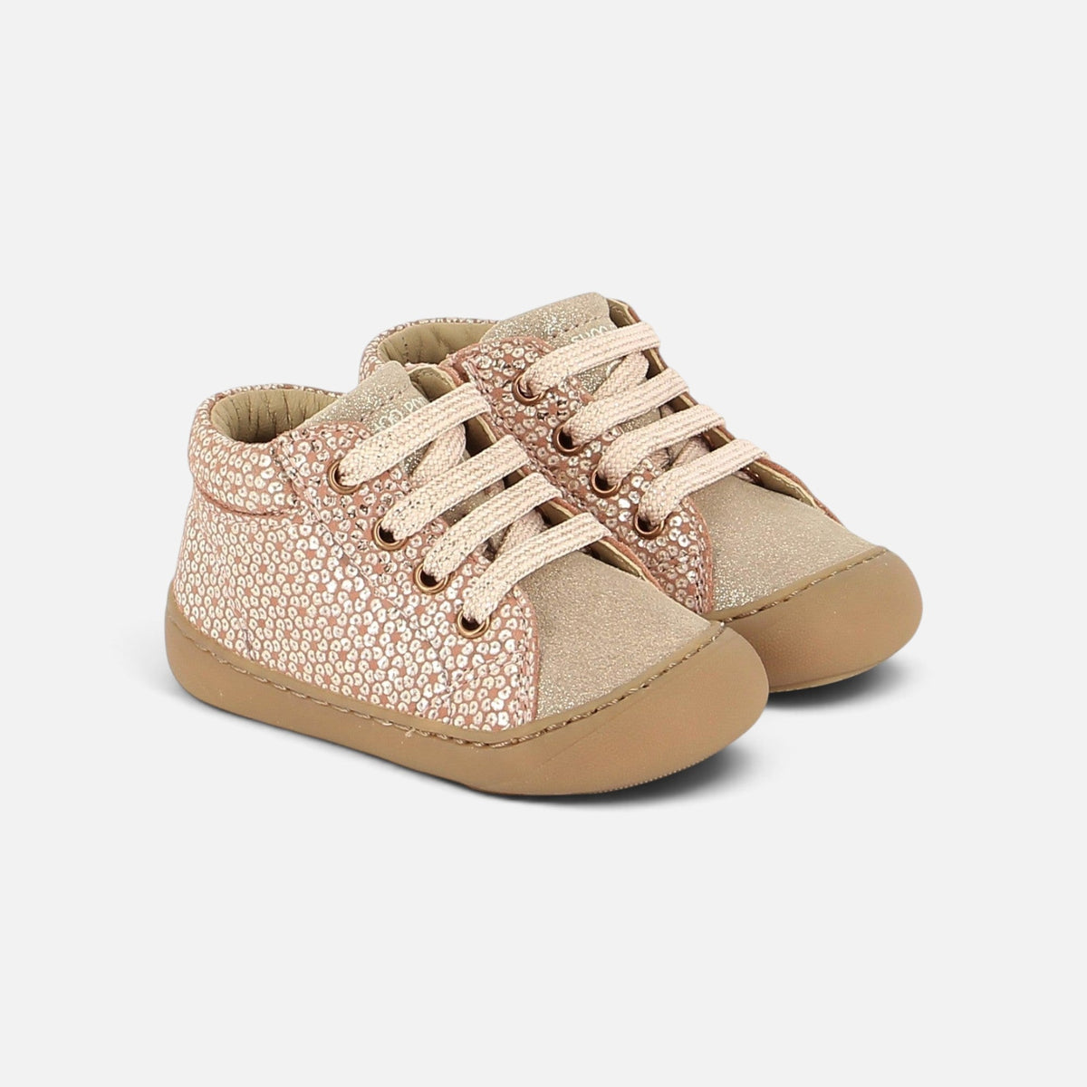 Chaussures barefoot Shoo Pom en cuir nude à motif laminé, semelle souple et lacets pour un confort optimal.