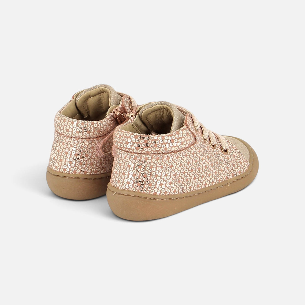 Chaussures barefoot Shoo Pom en cuir nude à motif laminé, semelle souple et lacets, vue arrière