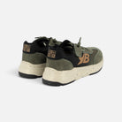 Baskets Shoo Pom kaki et noir en daim et textile avec semelle mouchetée et logo B sur le côté