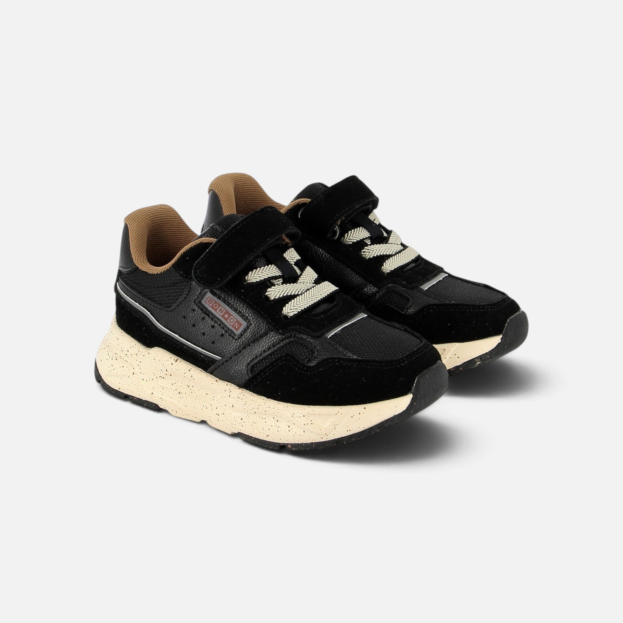 Baskets Shoo Pom noires pour enfant avec empeigne en cuir et mesh, fermeture à scratch et semelle beige mouchetée