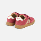 Baskets Shoo Pom Yuzu Lo Scratch en velours rouge cerise avec détails dorés et fermeture à double scratch
