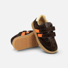 Baskets Shoo Pom Yuzu en velours chocolat avec bandes orange, fermeture à double scratch et semelle en caoutchouc
