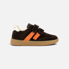 Basket enfant Shoo Pom Yuzu en velours chocolat avec bandes orange et double scratch, vue latérale